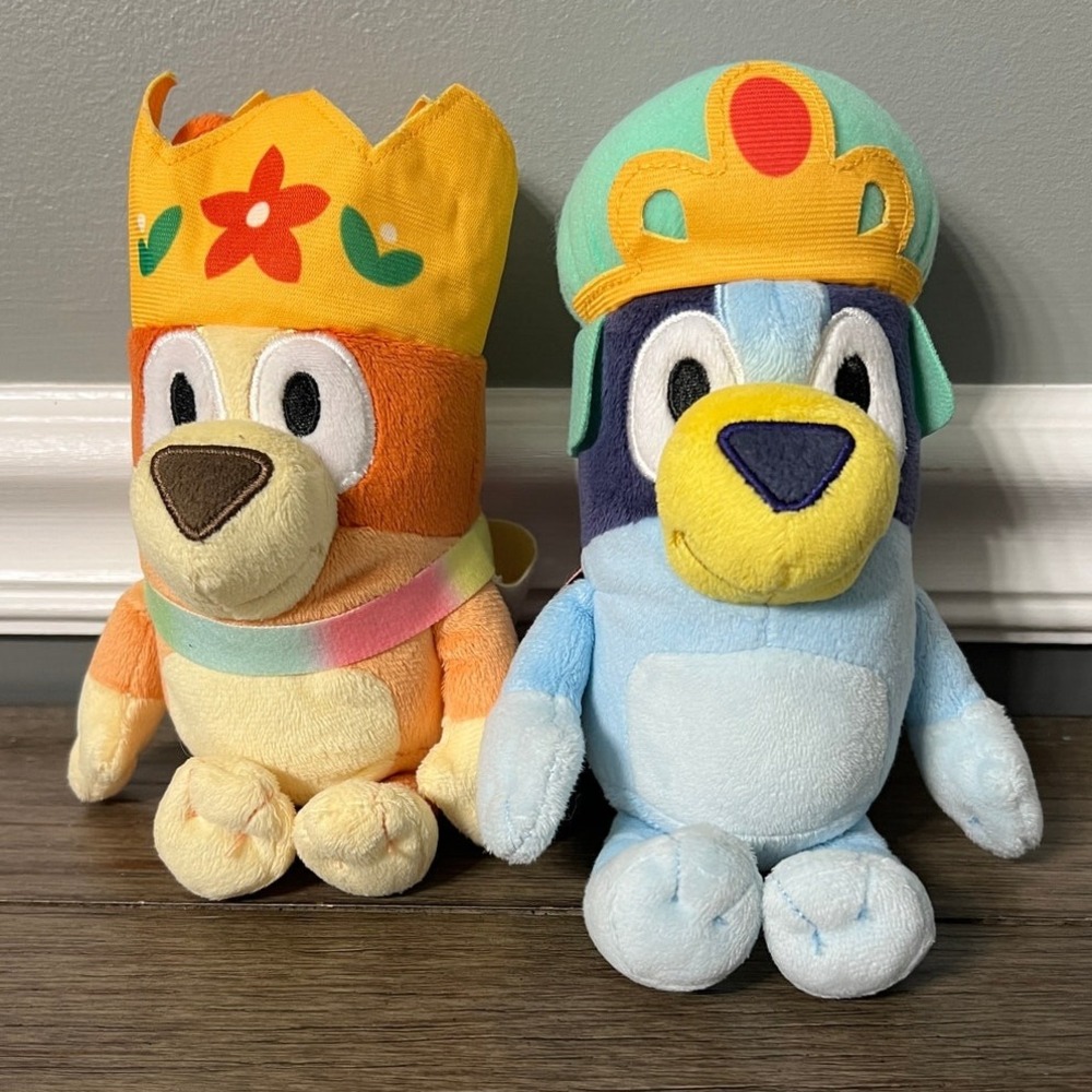 Bluey Bingo Queens Plush Set Moose Toys Royal Crown Capes Stuffed Animals 2018